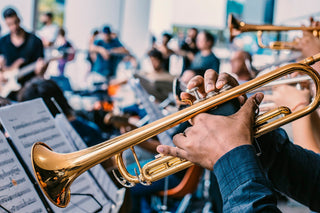 Musicien jouant de la trompette dorée - développer son endurance à la trompette