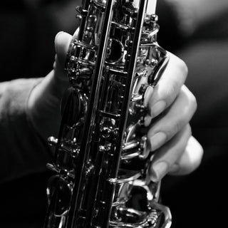 Gros plan sur les clés d'un saxophone - quand faire réviser son instrument à vent